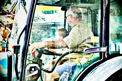 Bimbo col nonno sul trattore.