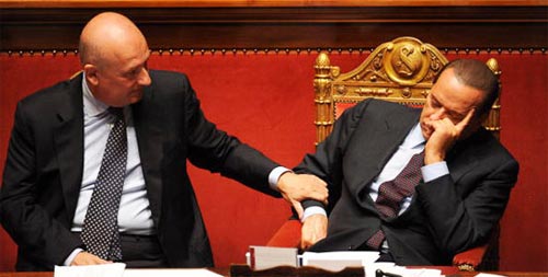 Berlusconi che dorme in Senato Berlusconi che dorme in Senato