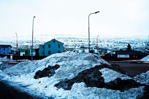 Akureyri: cumuli di neve ammassati lungo la strada