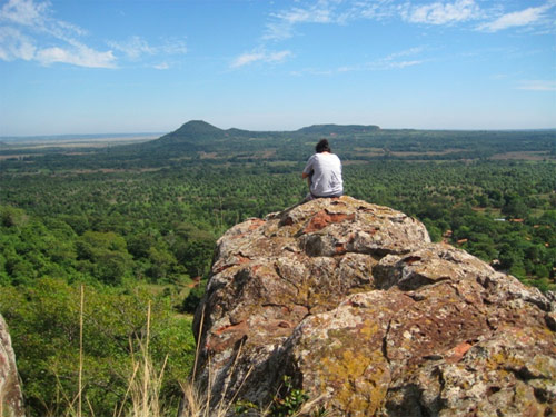 Mauro sull'altura in fronte alla foresta Paraguayana. Mauro sull'altura in fronte alla foresta Paraguayana.