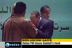 Berlusconi bacia la mano a Gheddafi