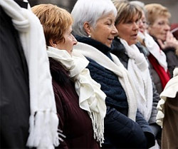Donne in sciarpa bianca