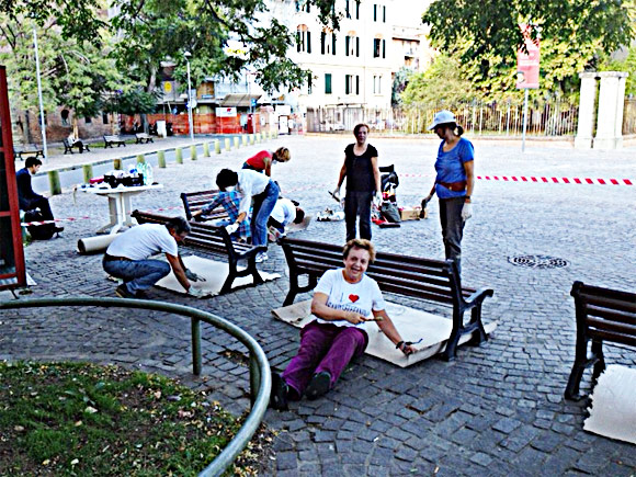 Credi che la cittadini del quartiere S. Stefano di Bologna verniciano le panchine di Piazza Cardicci. sia frutto di un errore e non c'entri con Perepepè ? Vai all'asterisco a fondo pagina.